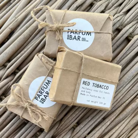 An image of a product called "Red Tobacco" Parfüm sabunu 100 qr